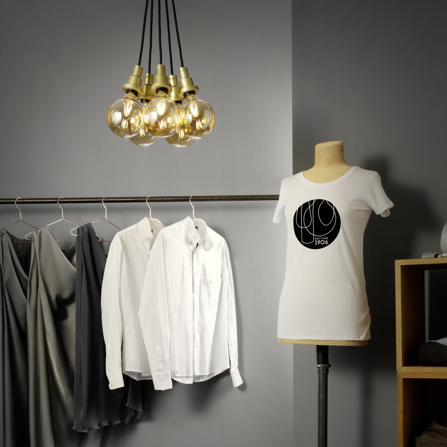 shop-edition-1906-pendulum-gold-mit-led-globe